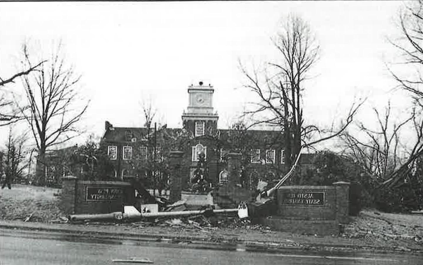 的褐变, 如图所示, 克莱门特, Harned, Harvill and Archwood buildings were badly damaged during a Jan. 22, 1999, tornado that ripped through Clarksville.